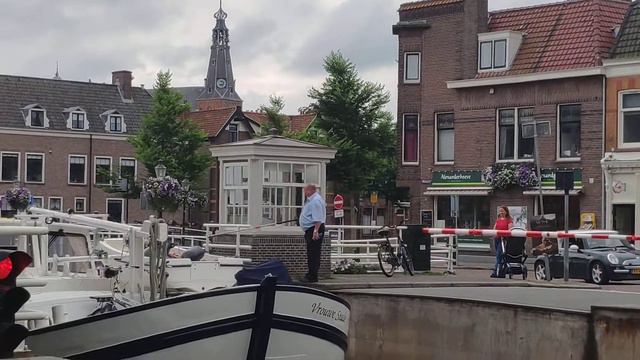 Как в Нидерландах собирают денежку за развод моста и проход плавсредства через него смотреть онлайн