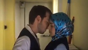 Türbanlı Türk Kızı Depoda Öpüşüyor