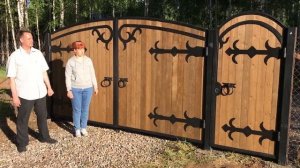 Металлические ворота с деревянными вставками