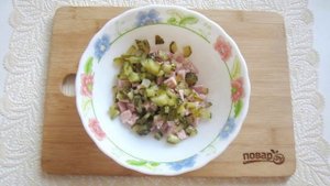 Салат со свининой и солеными огурцами