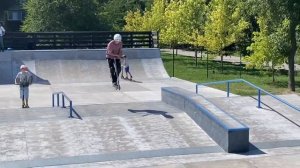 НОВЫЕ ТРЮКИ В СКЕЙТ-ПАРКЕ | ДЕЛАЕМ САЛЬТУХИ |СДЕЛАЛ ПЕРЕДНЕЕ САЛЬТО НА САМОКАТЕ С НУЛЯ ?!