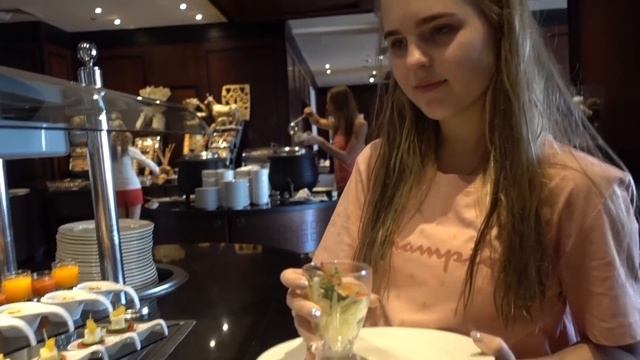 ТОЛКНУЛ В БАССЕЙН В ОДЕЖДЕ/ПАУЗА ЧЕЛЕНДЖ С ПАРНЕМ смотреть онлайн