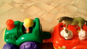 Зеленый трактор, везет домашних животных