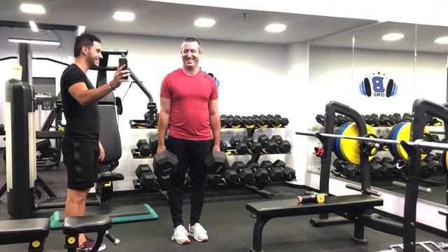 Лёня Спортивный спор: Удержать 2 гантели по 45 кг в течении 50 сек смотреть онлайн