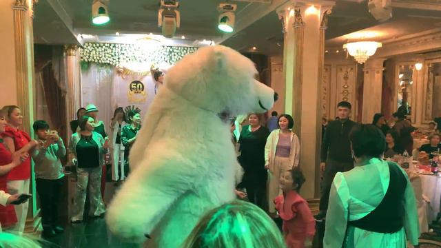 Подарок от коллег с работы! Большой белый мишка смотреть онлайн