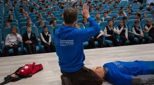 Всё о безопасности: сотрудники МЧС и волонтёры провели урок для севастопольских школьников