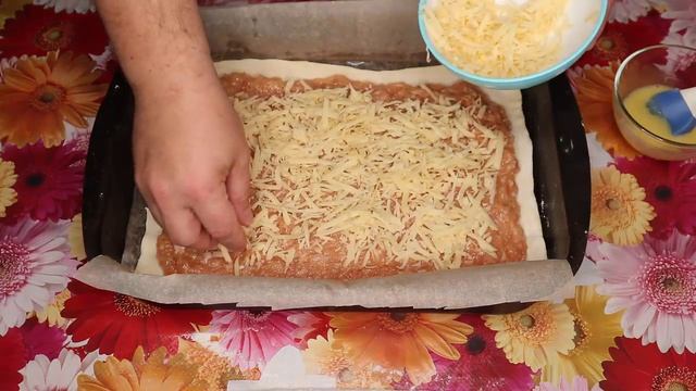 Быстро и вкусно | Пирог с куриным фаршем и сыром из слоеного теста