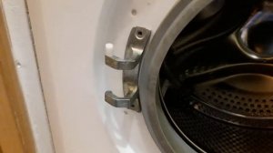 Стиральной машинки, ремонт. Как снять дверьку и заменить крепление.??