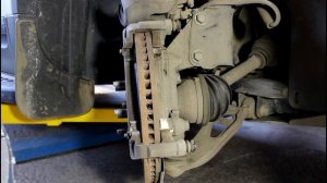 Замена передних тормозных колодок  Форд Эксплорер 2013 года Ford Explorer 3,5