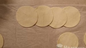 Розочки из слоеного теста с колбасой и сыром