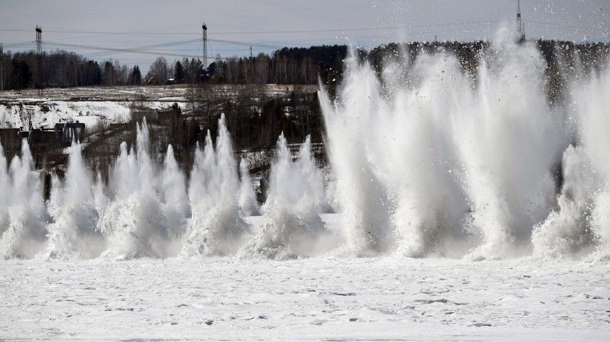 В ожидании паводка: в России начали взрывать лед на реках