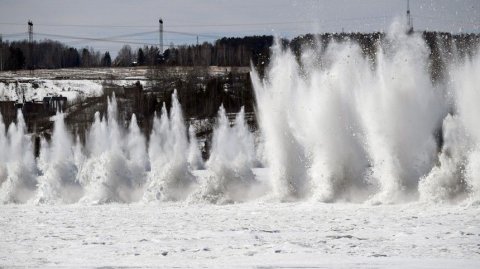В ожидании паводка: в России начали взрывать лед на реках