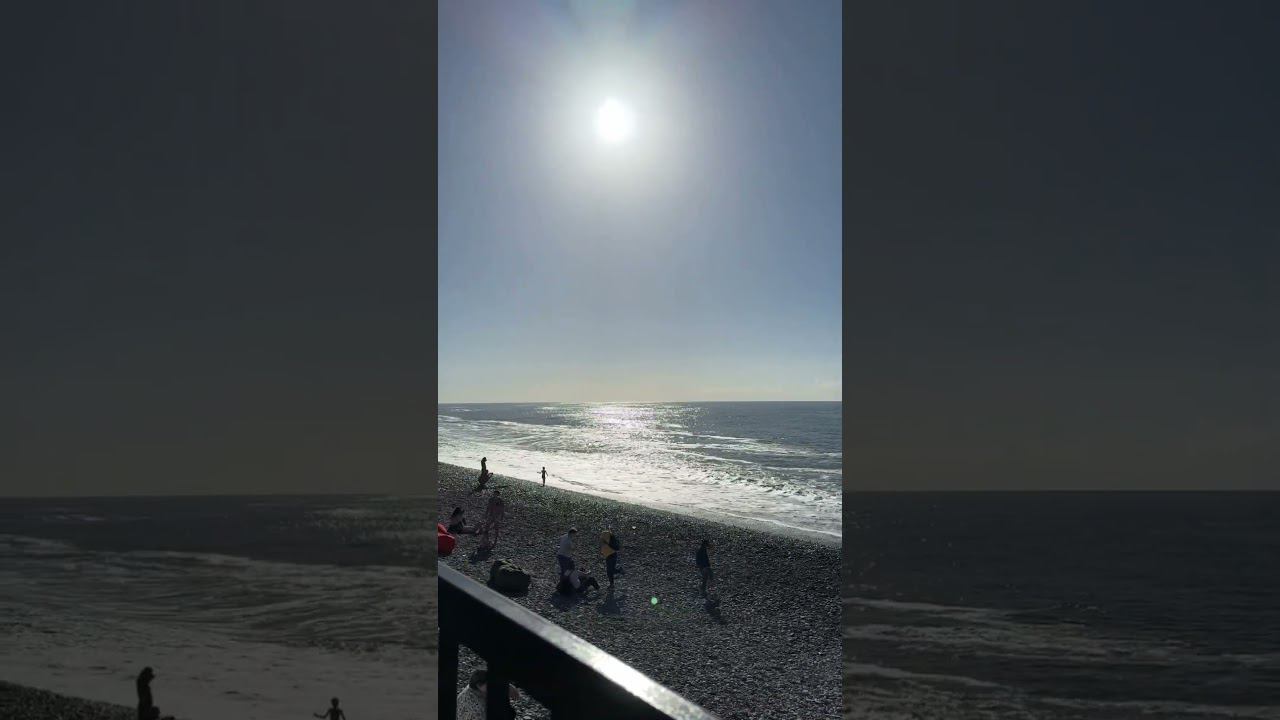 Бархатный сезон продолжается в Сочи. Вода +18°C. Многие туристы ещё спокойно купаются в море #shorts смотреть онлайн