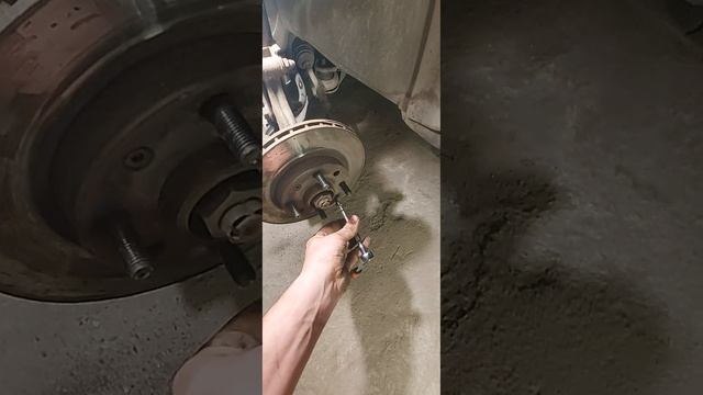 Замена передних тормозных дисков Шевроле Авео т250. смотреть онлайн