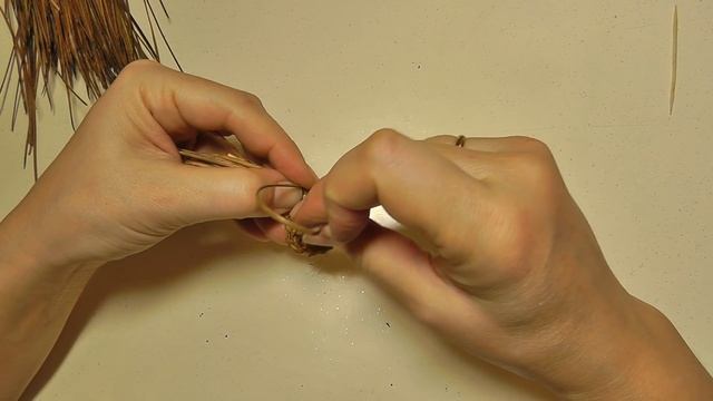 Начало плетения из сосновых иголок. Плетение узлом "соты" смотреть онлайн