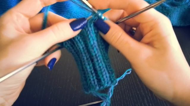 Обалденные вязаные спицами носки с "косами" и удлиненной голенью! Мастер-класс. Часть 1. смотреть онлайн