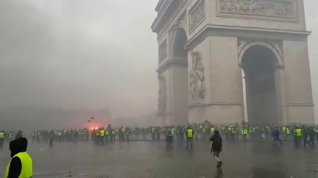 Des Gilets jaunes place de l'Etoile à Paris смотреть онлайн