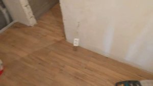 Укладка кварцвиниловой плитки по всей квартире и в ванной на пол и стены