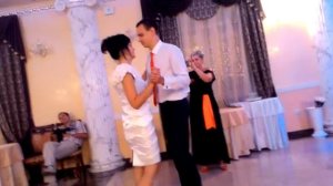 Танец мамы и жениха