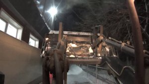 Как откусывать ветки челюстью. Экскаватор-погрузчик многое может. Переезжаю с объекта на объект.