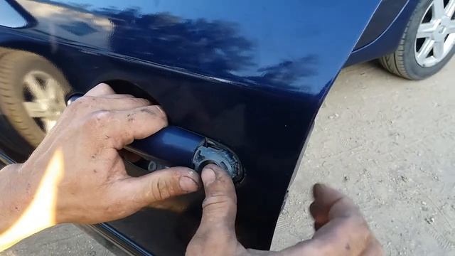 Renault Laguna 2. Как правильно снять ручку открытия двери и личинку. смотреть онлайн