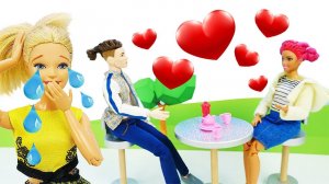 Барби поссорилась с Кеном и опоздала на самолет. Видео для девочек - куклы и их истории
