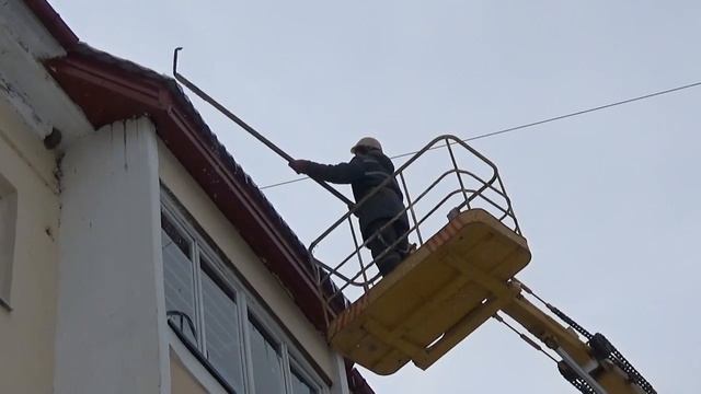 Как идет уборка снега и наледи с крыш домов смотреть онлайн