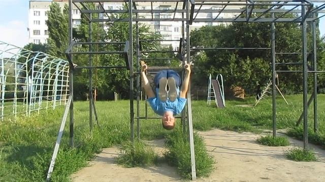 Вис вниз головой на брусьях. Укрепляем пресс, спину и руки. Проясняем голову.