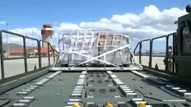 ВВС США опубликовали видео, запечатлевшее вылет транспортника с 50 аппаратами искусственной вентиля смотреть онлайн