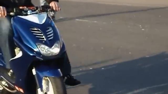 Дым из по колёс скутеров.AVI смотреть онлайн