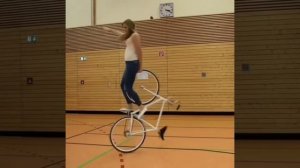 Виола, удивительная акробатика на велосипеде.