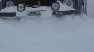 Нива по снегу на стравленных колесах