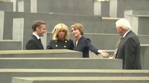 Президенты Франции и Германии с женами посетили мемориал жертвам Холокоста в Берлине