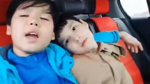 Маленький казах поет лучше любой звезды