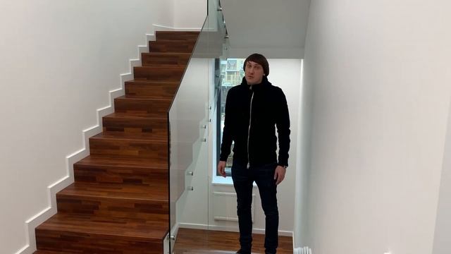 Стеклянное ограждение лестницы на торцевых держателях. Дизайн лестницы в доме. смотреть онлайн