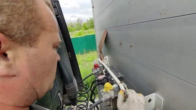 Стажёр  открывает и закрывает крышу  полуприцепа. Учимся производить расцепку и сцепку тягача с П/П