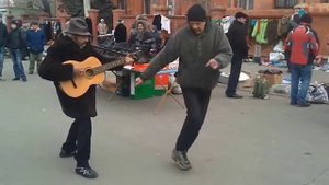 алкаши поют и танцуют