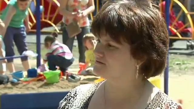 В песочницу на проспекте Королёва привезли песок смотреть онлайн