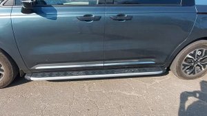 Алюминиевые внешние пороги на Kia Carnival 4 2021 года от российской компании ТСС.