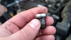 Как выкрутить сломанную свечу зажигания