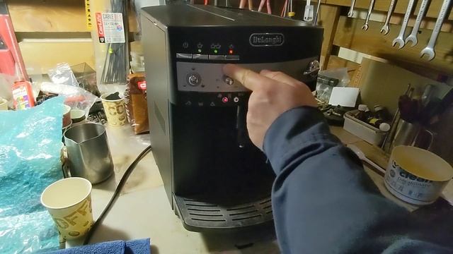 DeLonghi . Как настроить температуру кофе , таймер отключения и выполнить чистку от накипи. смотреть онлайн