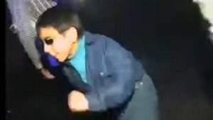 Пацан танцует в клубе