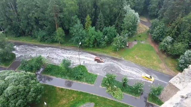 11-й микрорайон после дождя в Зеленограде смотреть онлайн