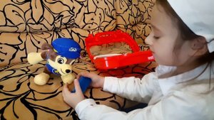 ЩЕНЯЧИЙ ПАТРУЛЬ ГОНЩИКА ЧЕЙЗА укусила ЗМЕЯ, доктор делает укол PAW PATROL for kids