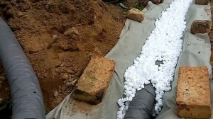 Дренаж на участке без щебня и песка .
