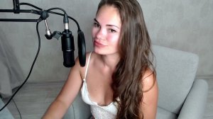 Julia Milows is Singing popular songs in stream on Trovo and Twitch