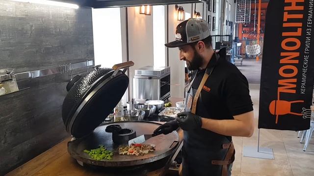 Готовим на большой планче гриль Monolith смотреть онлайн