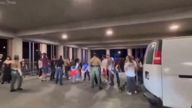 Mob Ambushes Kyle Rittenhouse For No Reason смотреть онлайн