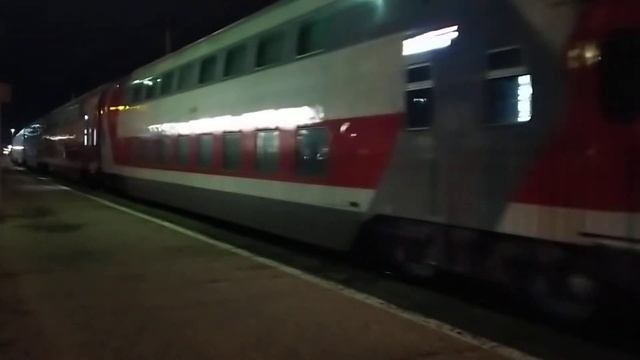 "Три сидячих нерабочих вагона" Электровоз ЭП20-050 с поездом №3 Кисловодск - Москва
