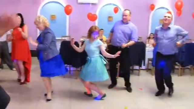 Ровно 4 часа утра. Родители зажигают на выпускном. смотреть онлайн